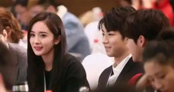 当时乔振宇采访时说过:杨幂比较喜欢去逗像马天宇,李易峰他们那些小