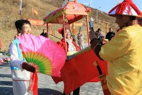 这一天全国各地的满族同袍,穿上盛装载歌载舞隆重的庆祝自己的节日