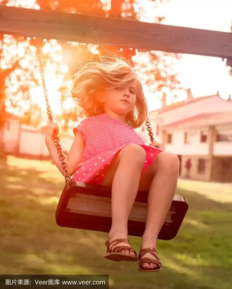荡秋千的女孩
