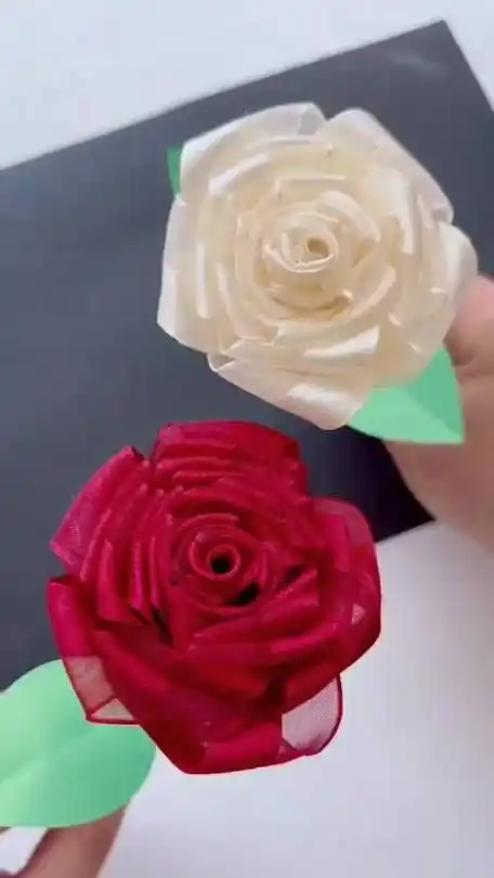 用彩带做朵手工玫瑰#用彩带制作逼真玫瑰花的教程↓↓↓#涨姿势#创