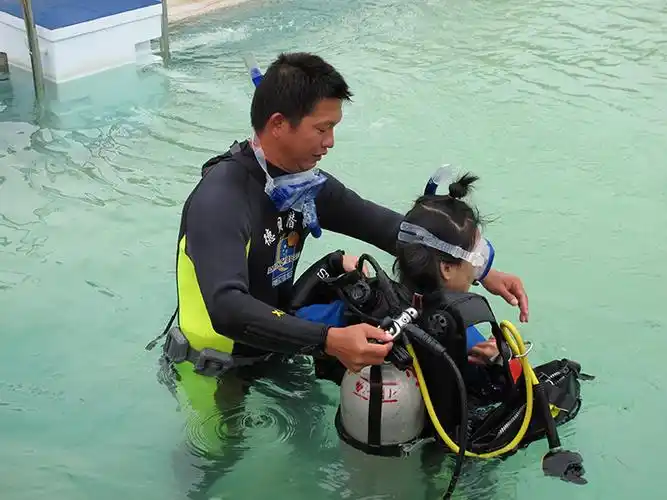 小姑娘学习ow潜水证
