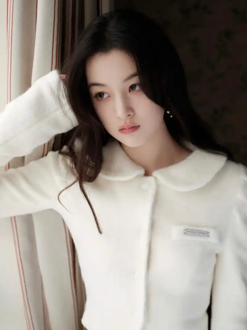 十八岁的顾语涵,长发白裙,纯美写真图集