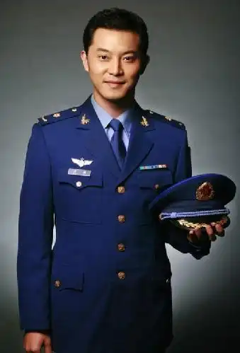 图揭娱乐圈女星从军记 董洁军龄13年中尉军衔