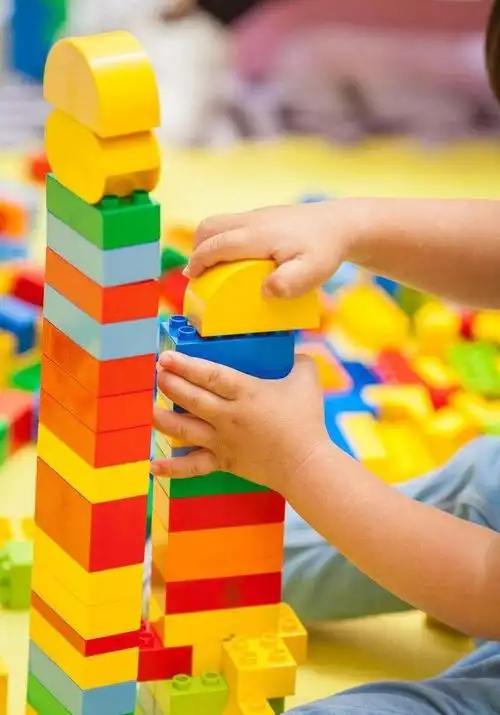 每组家庭在一分钟时间内用相同的几块乐高积木进行搭建,最终搭建最高