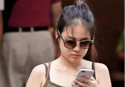 但歌神如今已经18岁的大女儿张瑶华却被港媒盯得很紧,多次外出时被拍.