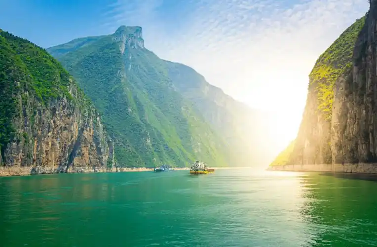 层层叠叠的山峰,朦胧梦幻的白雾气;浩浩荡荡的长江水向远方奔涌