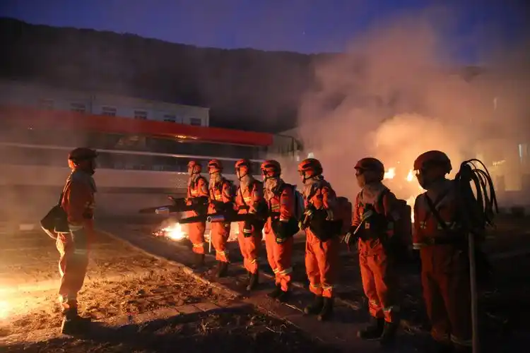 设置近乎实战的森林火灾现场锤炼新消防员灭火本领