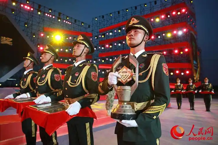 礼兵手捧奖杯和奖牌,军容严整列队.