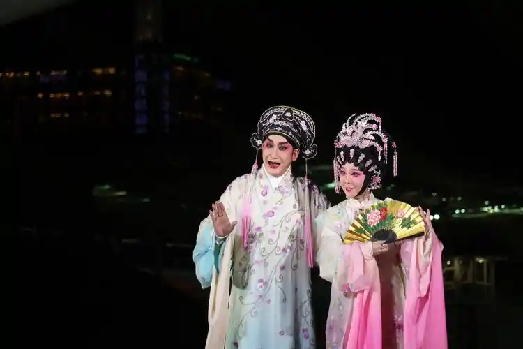 其后,倪惠英与丈夫,国家一级演奏员黄健及儿子,优秀青年歌手黄智毅