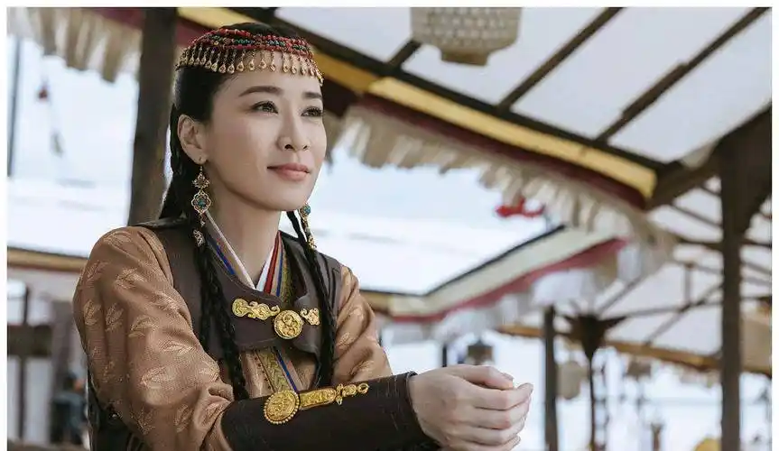 太平王和胡撵私下互动也很甜,谭凯说和佘诗曼吻戏让他激动哭了!