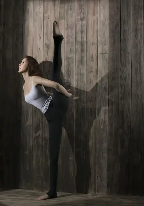 50岁萧蔷玩转各种高难度劈叉,为公益拍爱心年历值得敬佩