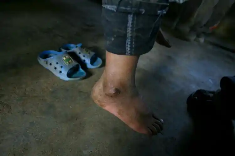 云南红河小学生光脚上学