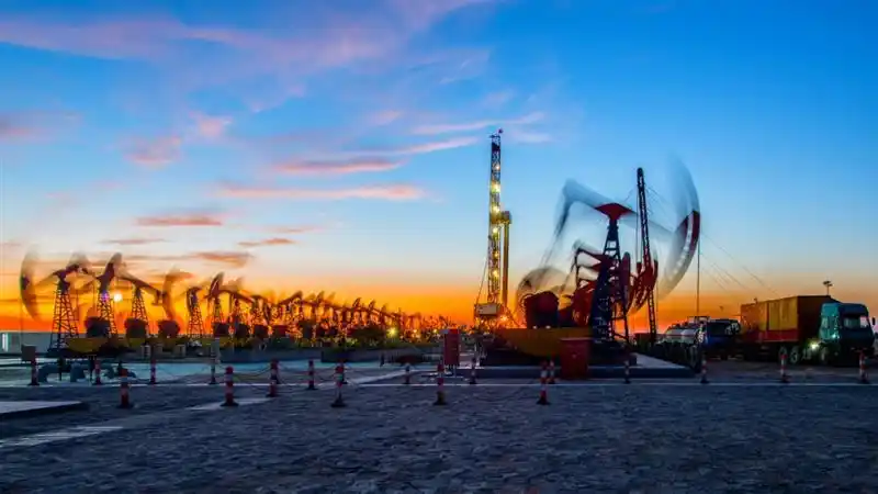 上一页 下一页 作品名称: 中国梦石油情  作品描述: 晚霞中的胜利油田