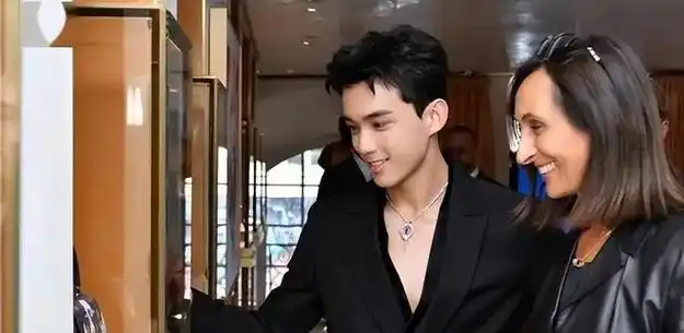 杨幂被抱住腰,张艺谋被推着不敢吭声|杨颖|胡歌|吴磊|娱乐圈|摄影师