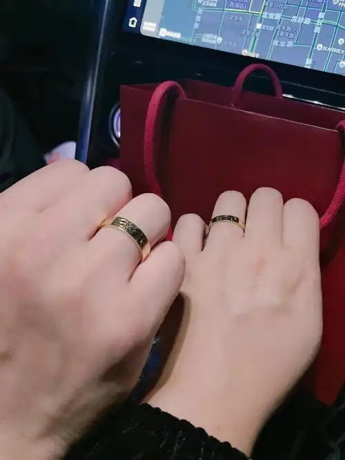 在一起十个年头的第一对正真意义上的情侣对戒,简单的卡地亚素圈