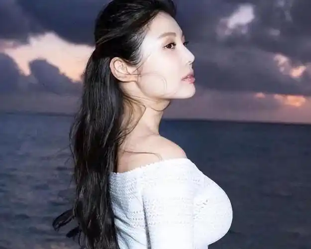 尹丹丹的成功在于她的敏锐洞察力,她深刻理解了年轻一代的需求,成功将