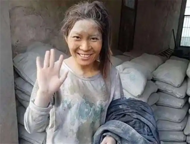 还记得靠卖惨走红的水泥妹吗?病重丈夫是假,现实中开豪车住洋房