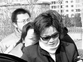 刘涌妻子哭着来哭着走(组图)