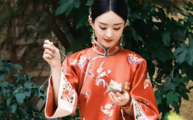 红色旗袍的赵丽颖也太好看了!