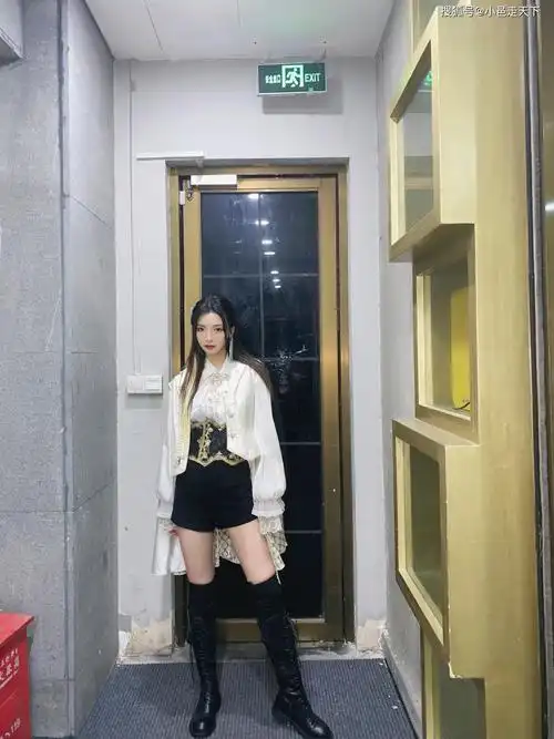 许杨玉琢黑色短裤性感美腿写真