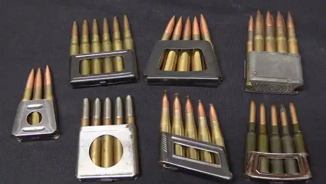 弹夹与弹匣最大的区别在于,弹夹只是一个装载子弹的容器,上弹之后就