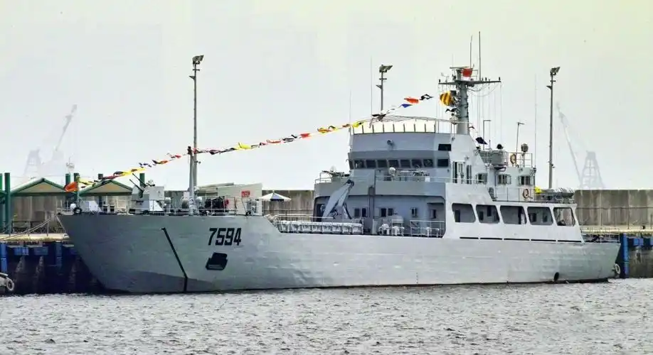 中国海军这型登陆舰,外形新颖样子酷似航母,却多用于打杂