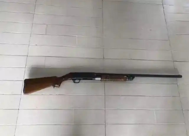 村民毛某主动上交单管五连发猎枪一支,经了解,毛某是枪械爱好者,这支