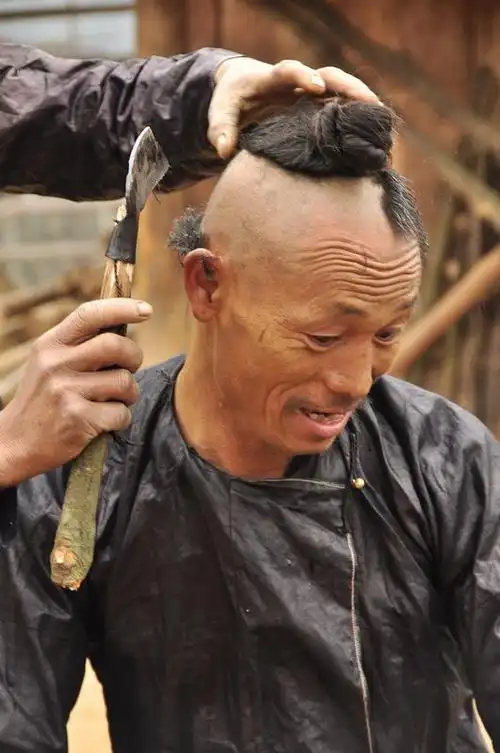 岜沙部落镰刀剃头