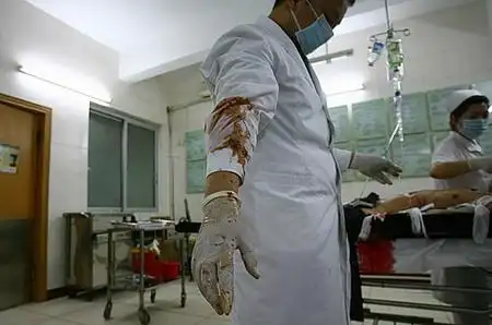 4月9日晚上9时30分,一名男子酒后驾车发生车祸身受重伤,急诊科大夫廖