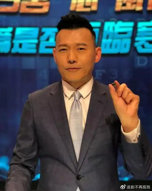 凤凰卫视男主播胡一虎待人礼貌长相俊美娶妻生女堪称女儿奴