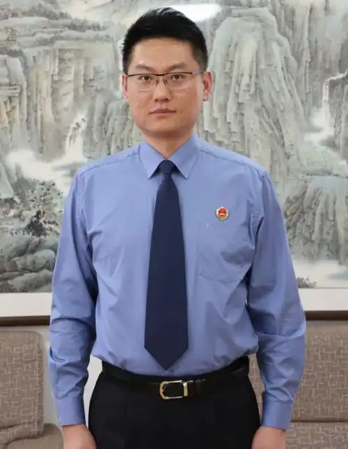 夏服长袖检徽佩戴着检察制式服装检察人员穿着春秋装,冬装时,上身内穿