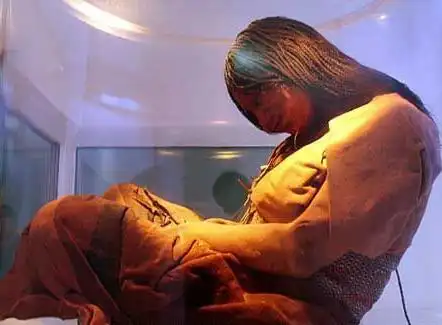 世界木乃伊秘闻百年女尸产下活婴