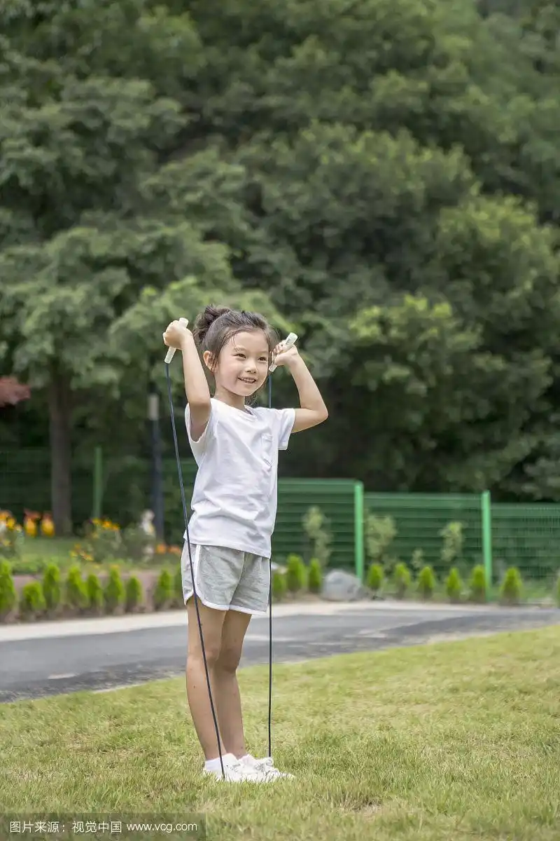 学龄前儿童享受运动会跳绳的照片