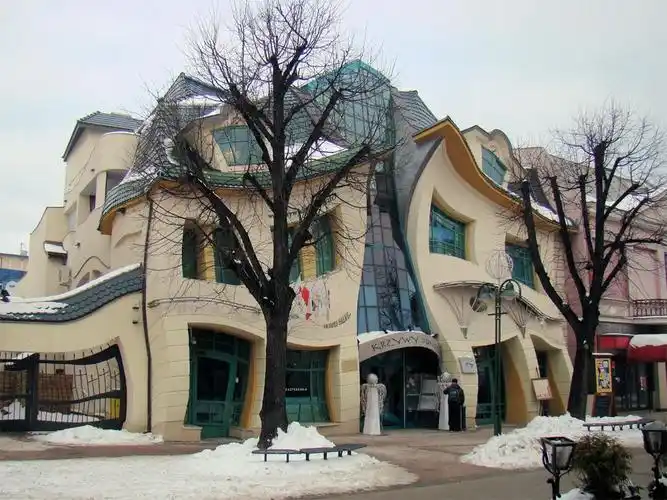 波兰索波特弯曲的房子