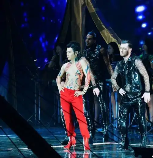 陈志朋半裸踩红色高跟鞋热舞!回应我不想听!