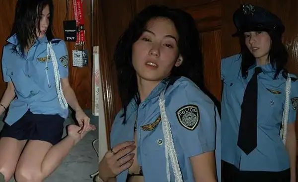 而转折点发生在2008年,艳照门事件,一时间让张柏芝上了各大娱乐的头条