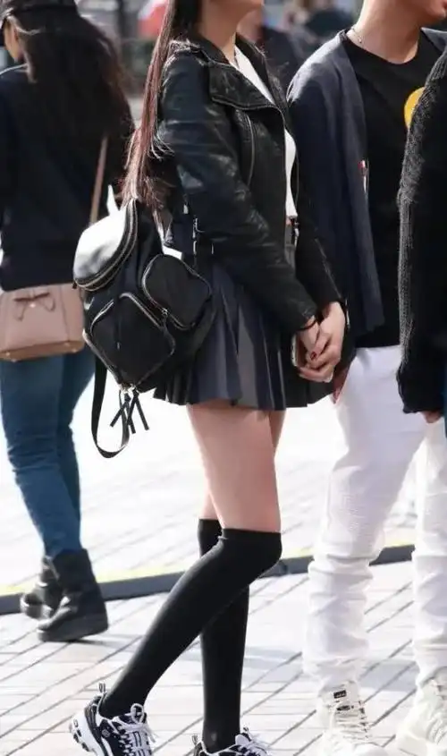 百褶裙配白色针织上衣长筒袜一穿垂坠感超级棒还很显瘦