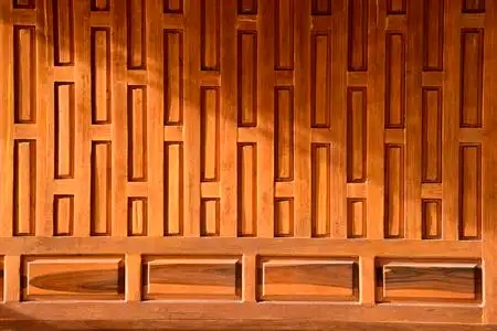 传统的泰国木制古宅墙.泰国风格的房子与高屋顶和开放空间下的房子.