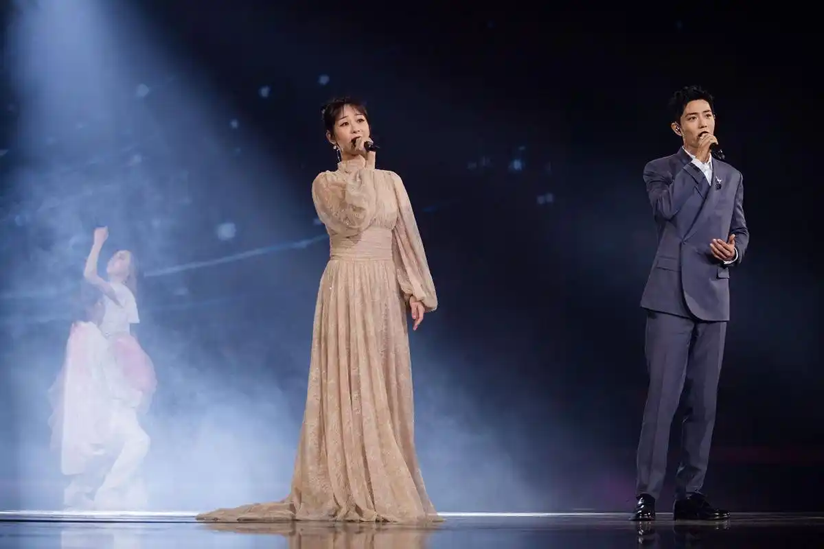 肖战和杨紫的一段亲密互动视频在网络上掀起了轩然大波,两人默契的