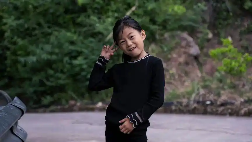 七岁小女孩跟出门在外的妈妈视频,让人泪奔……-搞笑视频-搜狐视频