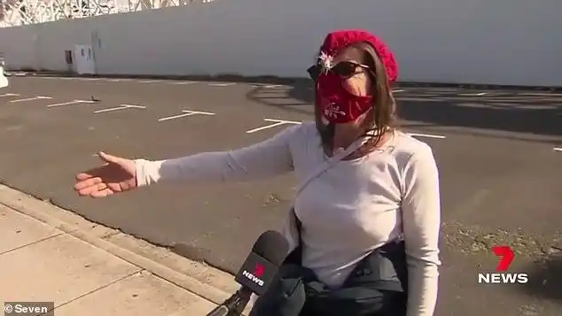 内裤上街,笑称"这是妈妈送的礼物,比口罩舒服"|墨镜|外套|红色_网易