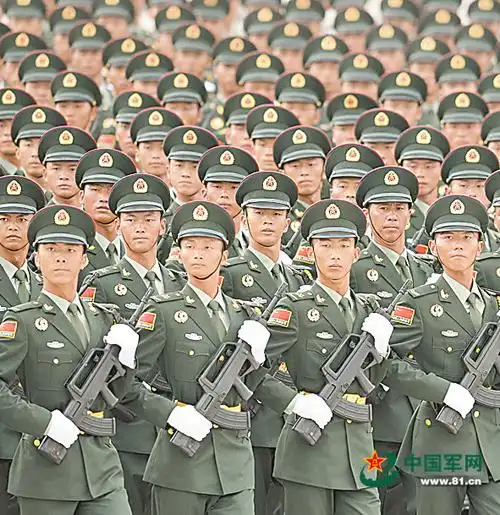 "华南游击队"英模方队在合练中接受检阅.