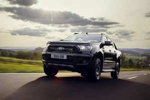 福特ranger皮卡车推黑色特仕版 从头到脚都黑得发亮