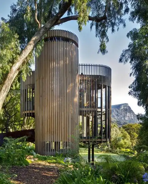 自然环绕的圆柱形现代建筑