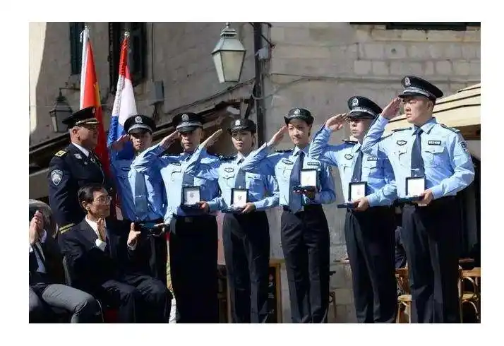 中国警察蓝色的标准色是多少?