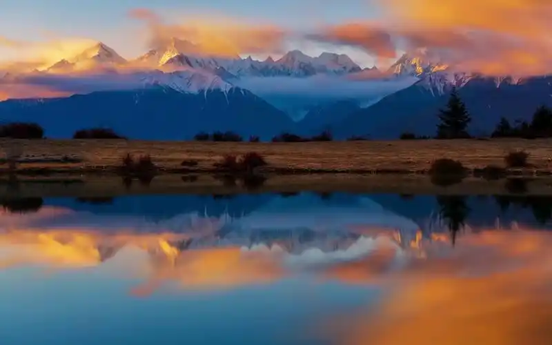 梅里雪山,雪达湖倒影.#最美雪山 #人间仙境一般