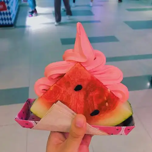 西瓜冰淇淋,中午拔草,很清新的西瓜味,不是那种糖精调出来的.