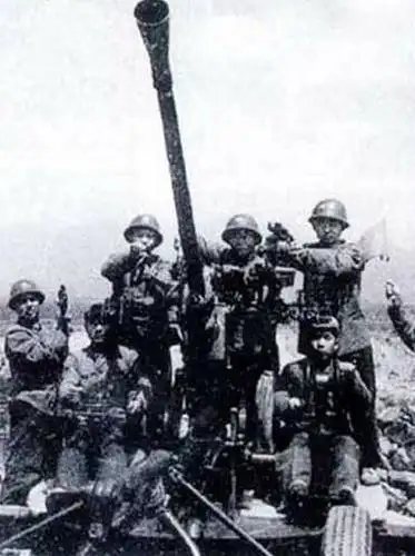 1966年我抗美援越高炮团夜战美机,20分钟击落5架,俘4名飞行员!