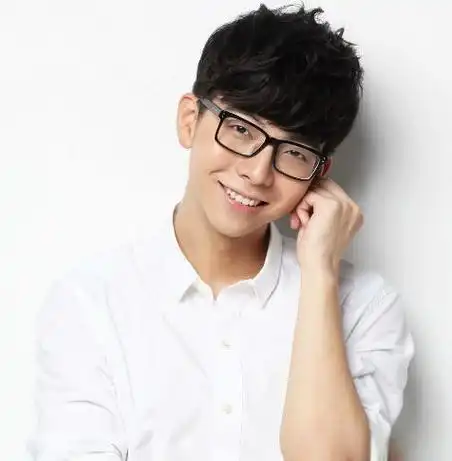 90后国民级男歌手恋情瓜 知名娱记摄影刘大锤在社交网预告开心第一瓜