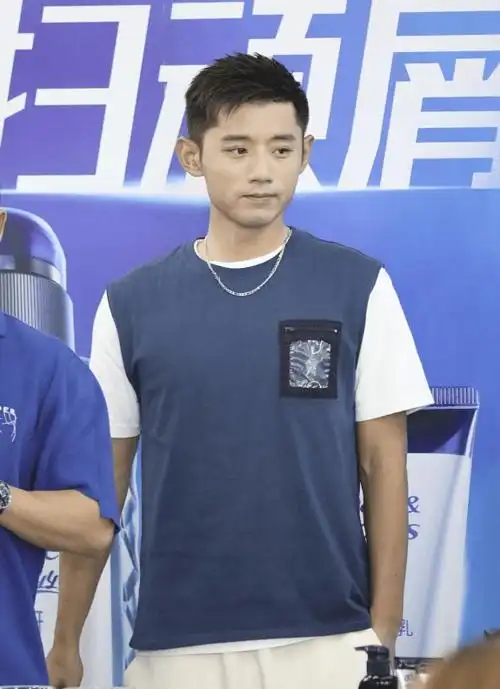 张继科虽然是运动员,但颜值高皮肤也白,一身打扮既活力还很养眼